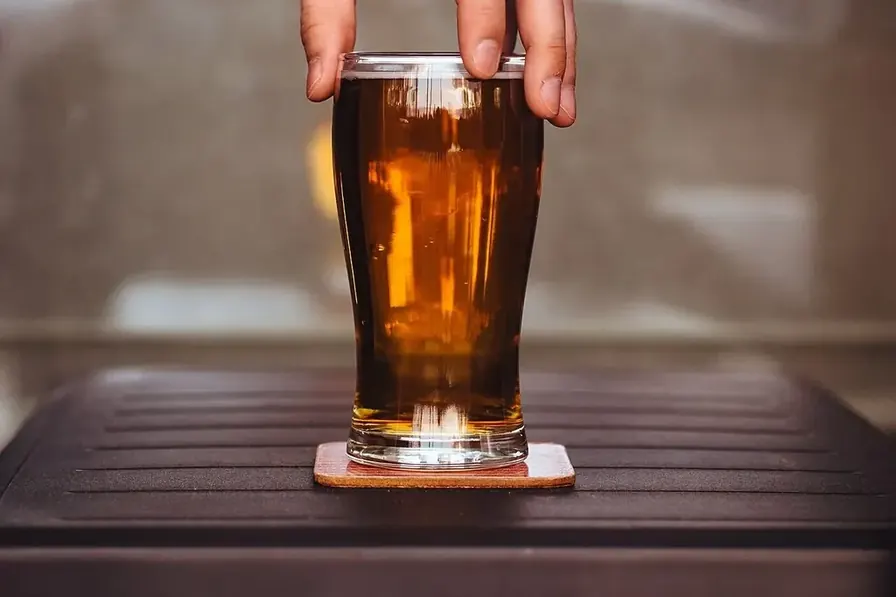Alkohol und Muskelaufbau: Was das Feierabendbier wirklich kostet
